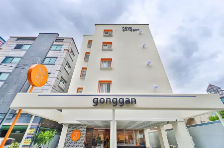 Gyeongju Hotel Gonggan Отели рядом с достопримечательностью «Панвольсон»