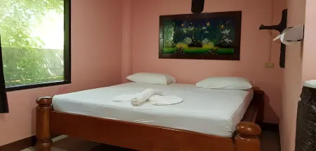 Nimit Bungalow Отели рядом с достопримечательностью «Khao Lak Beach»