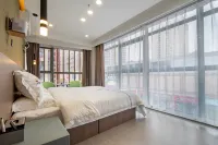 Han Le Square Hotel (Weihai High-speed Railway Station Han Le Square Night Market Store)
