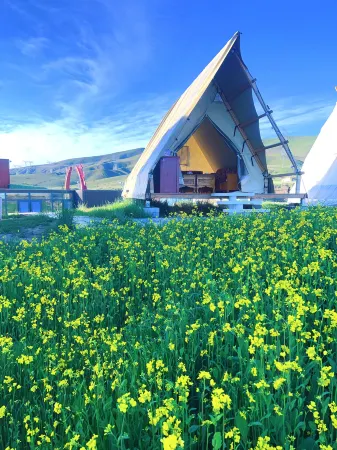 Qinghai Lake Tongbao Mountain Mountaineering and Lake Viewing Featured Wild Luxury Camping Homestay