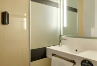 B&B Hotel Paris Porte Des Lilas Hôtels à : Les Lilas