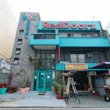 RedDoorz Plus @ BGC near St. Lukes