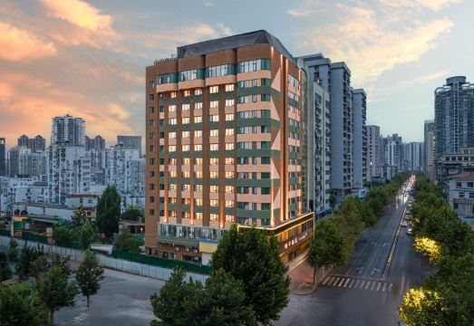 桔子酒店（武汉黄孝河路竹叶山地铁站店）外景图