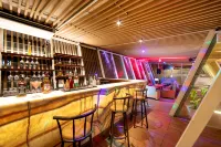 Aruna Senggigi Resort & Convention - bar