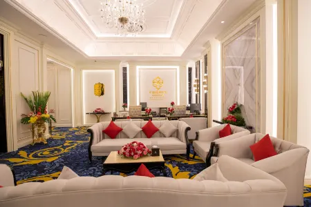 The Premier Palace Hotel and Spa Отели рядом с достопримечательностью «Статуя короля отца Нородома Сиханука»