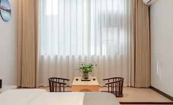 Yamei Intelligent Film and Television Hotel (Dali High-speed Railway Station Erhai Park Branch)