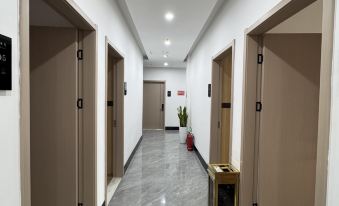 Xiyayuan Hotel (Baishazhou Avenue Fenghuo Village Subway Station)