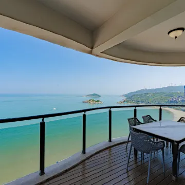 Gold Coast Left Bank Hotel Hotels near Xiongzhen Pass