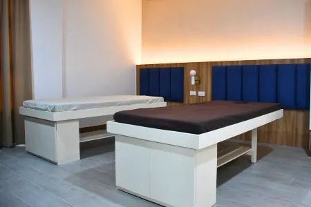 Coast Wise Hotel Dumaguete Отели рядом с достопримечательностью «Sisters of St Paul of Chartres Monument»