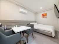 alma Hotel Các khách sạn gần Trung tâm mua sắm U:US
