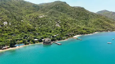 An Lam Retreats Ninh Van Bay Отели рядом с достопримечательностью «Hoa Lan Island Resort»