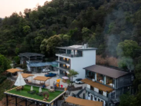 Half-Mountain Listening to the Rain Homestay