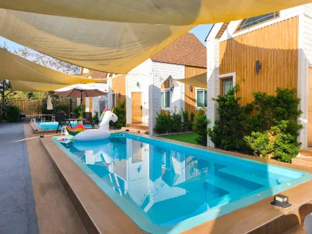 Moon in 9 haus Cafe & Villas Отели рядом с достопримечательностью «Wat Map Ta Phut»