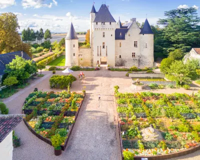 Hotel Chateau du Rivau Statue de Rabelais 주변 호텔
