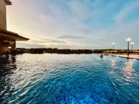 Kuching City Center Riverine Apartment With Balcony & City Views - 인피니티 풀