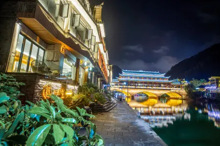 Yinxi Linjiang Homestay (Phoenix Ancient Town Tuojiang Yunqiao Branch)