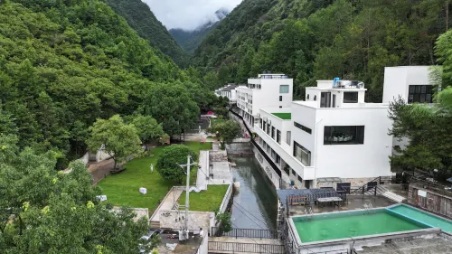 Floral Hotel · Wuyi Green Maple Valley Hotel - สระว่ายน้ำแบบอินฟินิตี้