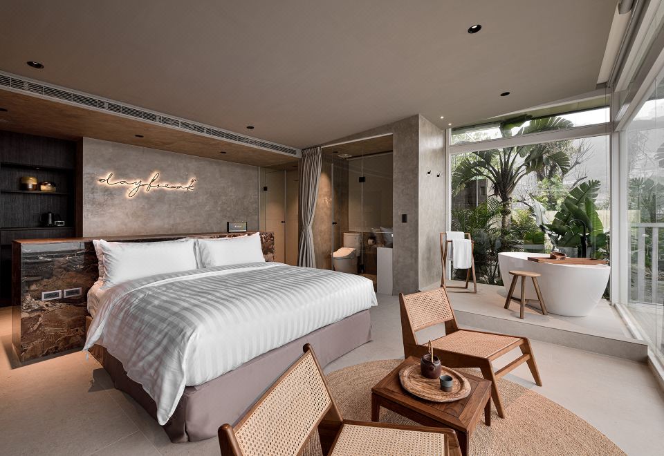 Daybreak의 통유리창 너머로 보이는 루이팡구의 아름다운 전경입니다.