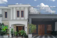 Illusion Homestay Hotell i Sardonoharjo