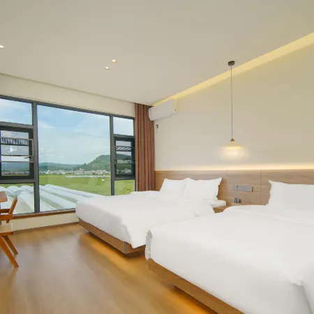 Fuxian Lake Liveaboard Fish Village Hotel