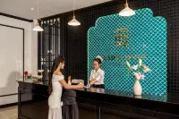 Hoàn Cầu Hotel Các khách sạn gần Lăng Dục Ðức