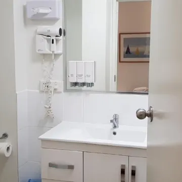 Reef Palms Motel Apartments Отели рядом с достопримечательностью «Кладбище Мак-Леод стрит Пайонир»