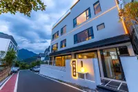 Mountain Retreat · Rural Luxury Homestay (Huangshan Scenic Area Branch)
