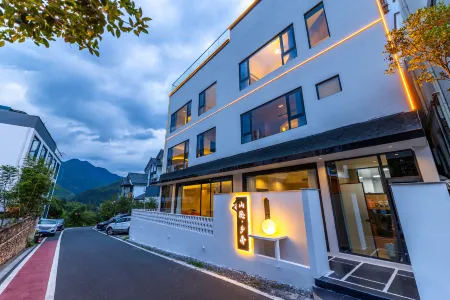 Mountain Retreat · Rural Luxury Homestay (Huangshan Scenic Area Branch) Отели рядом с достопримечательностью «Qingliangtai Pavilion»
