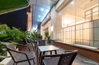Yiduo Guanshanjian Hotel (Jinchengjiang Baima Pedestrian Street) - Mountain view
