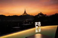 Lanxi Golden Pagoda Sunset Hotel in Mangshi