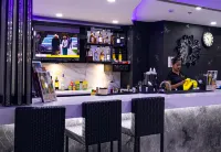 Stylish 1 Bedroom Unit at White Tower in the heart of Angeles City - بار