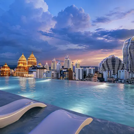 Willington Skyline High-Rise Pool Hotel