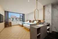 Urba Hotel (Shambhala Ethnic Unity Theme Park Branch) - parking