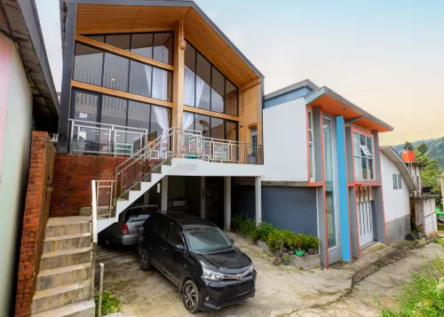 Rees Cabin & Homestay - parking