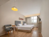 Huating Hotel (Chongqing Shiqiaopu Branch) Hotels near Jiu Longpo