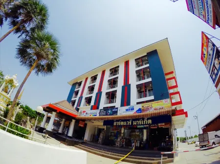 Thanarom Place Отели рядом с достопримечательностью «Wat Nong Kakha»