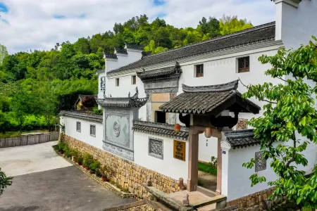 Floral Lux Hotel· Ningbo Heyuan Zhiye Hotel (Xikou Scenic Area) Отели рядом с достопримечательностью «Sanyintan (The Three Hidden Pools)»