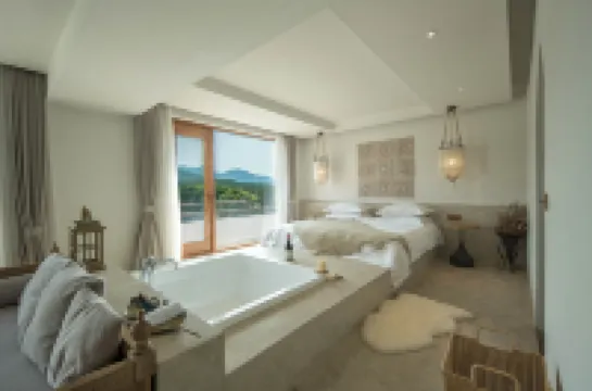 Zhi Lan Qiu Lakeside Homestay