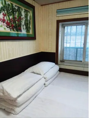 榮成鄰海望山民宿 鄰近永信漁需商場的酒店