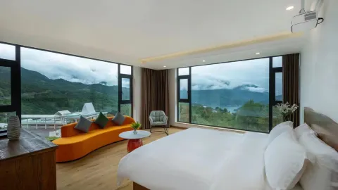達瓦更扎初見山舍ホテル in 宝興