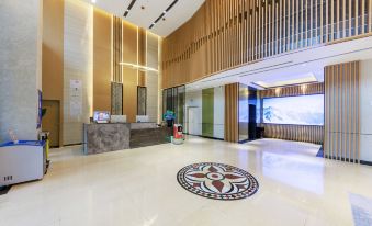 The lobby features a clean and modern design, with a large wooden divider separating two rows on each side at Hejing Hotel (Futian Exhibition Center, Shenzhen)