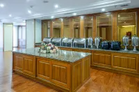 Heyi Hotel (Taiyuan Railway Station West Square Metro Station Branch)