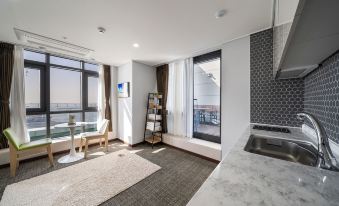 GriffinBay Hotel