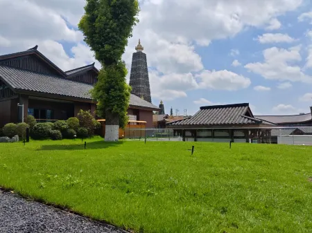 Chanyi Longxing Courtyard Hotel (Longxing Temple) Отели рядом с достопримечательностью «Bailu Limestone Cave Wonder Peak»