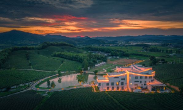 Weichi Sakura Valley Resort