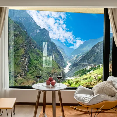 Tiger Roar · Yunbo Jinsha | Snow Mountain Mountain Craftsmen Design Canyon Beauty Stay Hotels near Lower Tiger Leaping Gorge