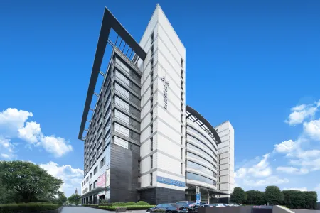 Home Inn NEO (Shanghai Hongqiao Airport Qixin Road Storen) Отели рядом с достопримечательностью «Minhang Gymnasium»