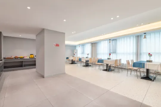 7Days Inn Hotel (Liupanshui Panzhou Shengjing Avenue Hongguo Small Plaza)