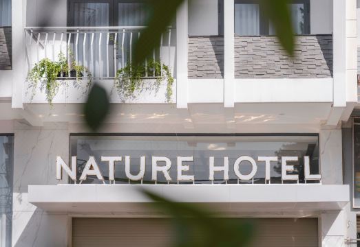 네이처 호텔의 모던하고 편안한 객실 인테리어