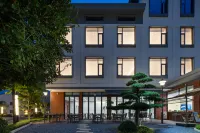 Floral Hotel·  Hot Spring Lake Resort Hotel Hotels in Shengzhou